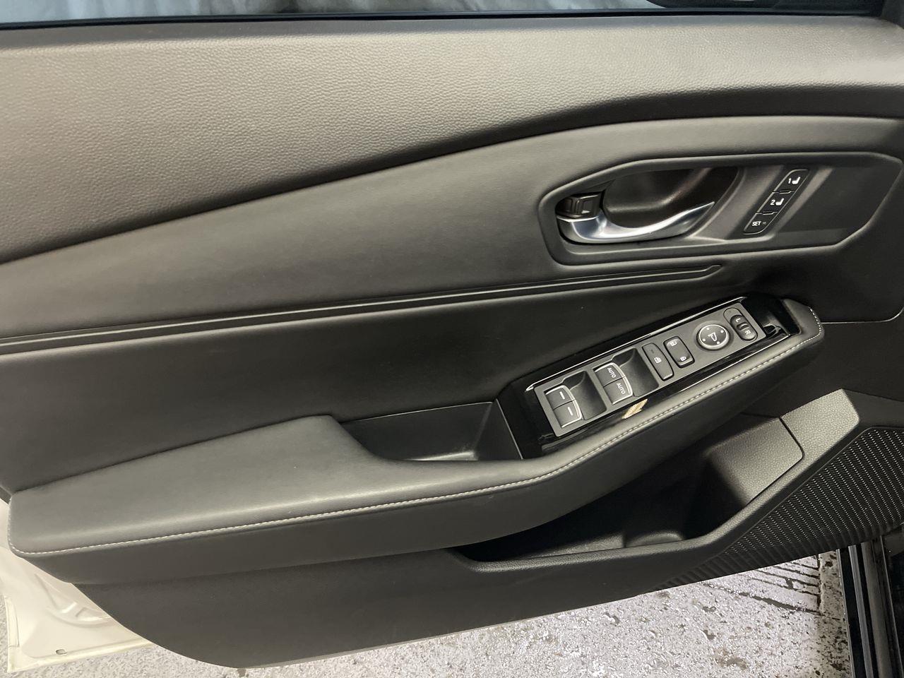 Vehicle image 21 of 26