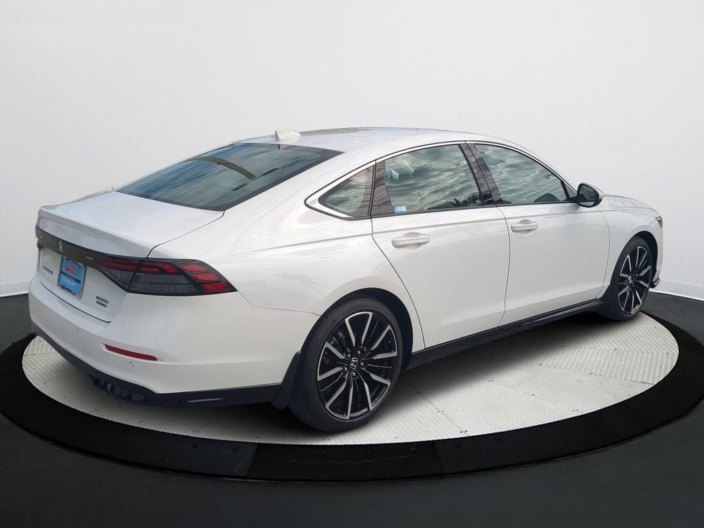 2023 Honda Accord Hybrid Touring Image 5 of 31