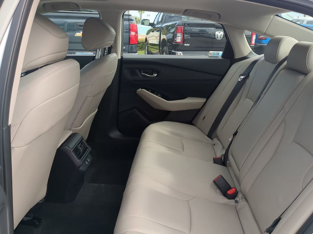 2023 Honda Accord Hybrid Touring Image 10 of 31
