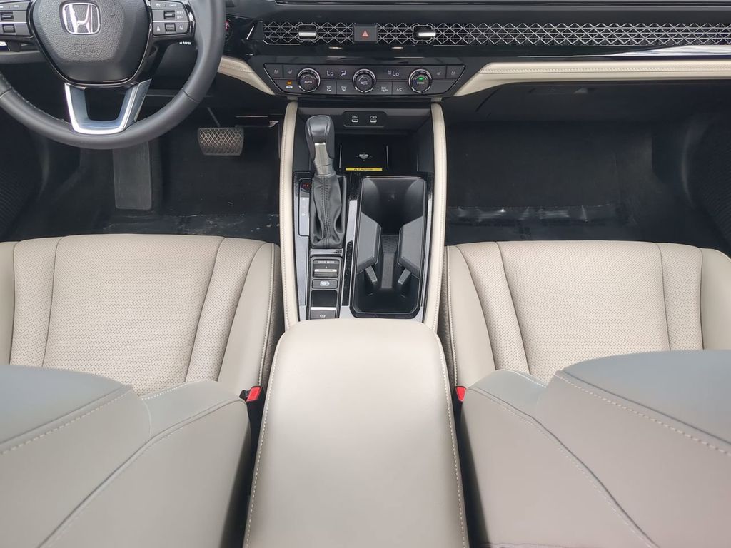 2023 Honda Accord Hybrid Touring Image 22 of 31