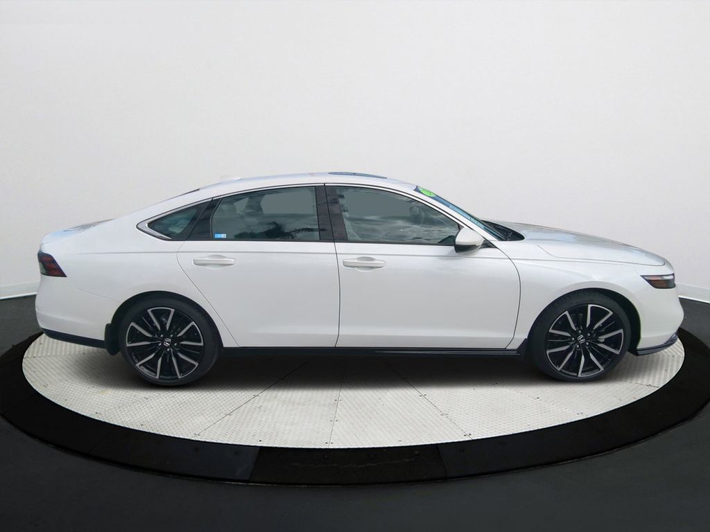 2023 Honda Accord Hybrid Touring Image 4 of 31