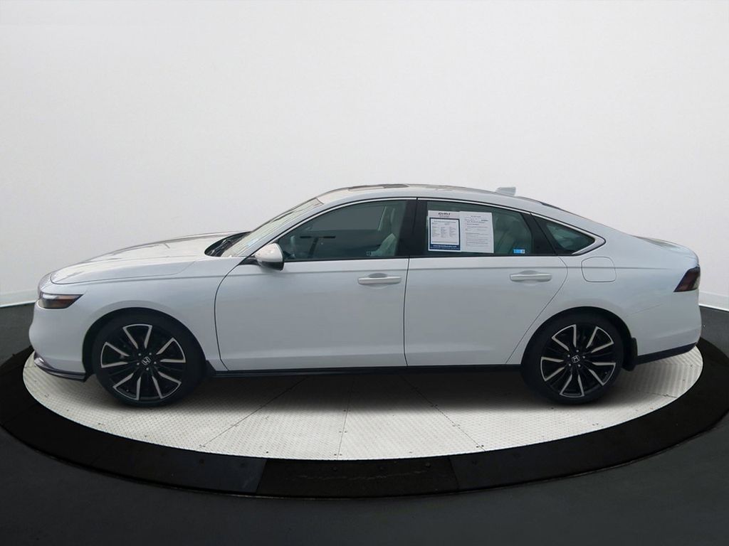 2023 Honda Accord Hybrid Touring Image 8 of 31