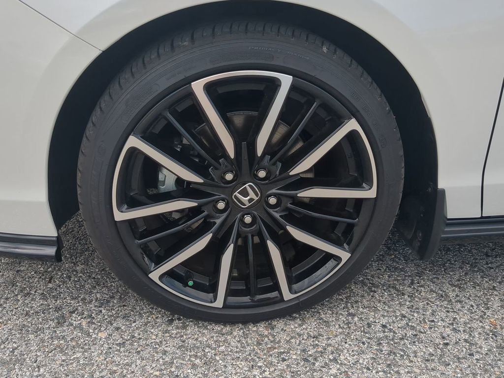 2023 Honda Accord Hybrid Touring Image 9 of 31