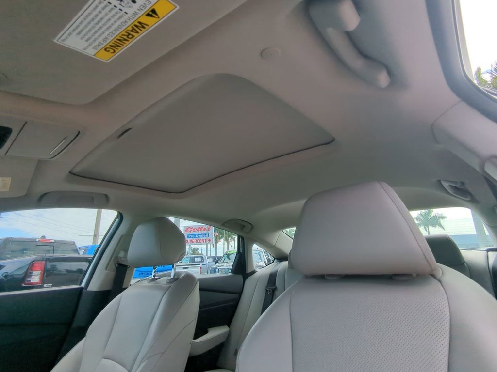 2023 Honda Accord Hybrid Touring Image 11 of 31