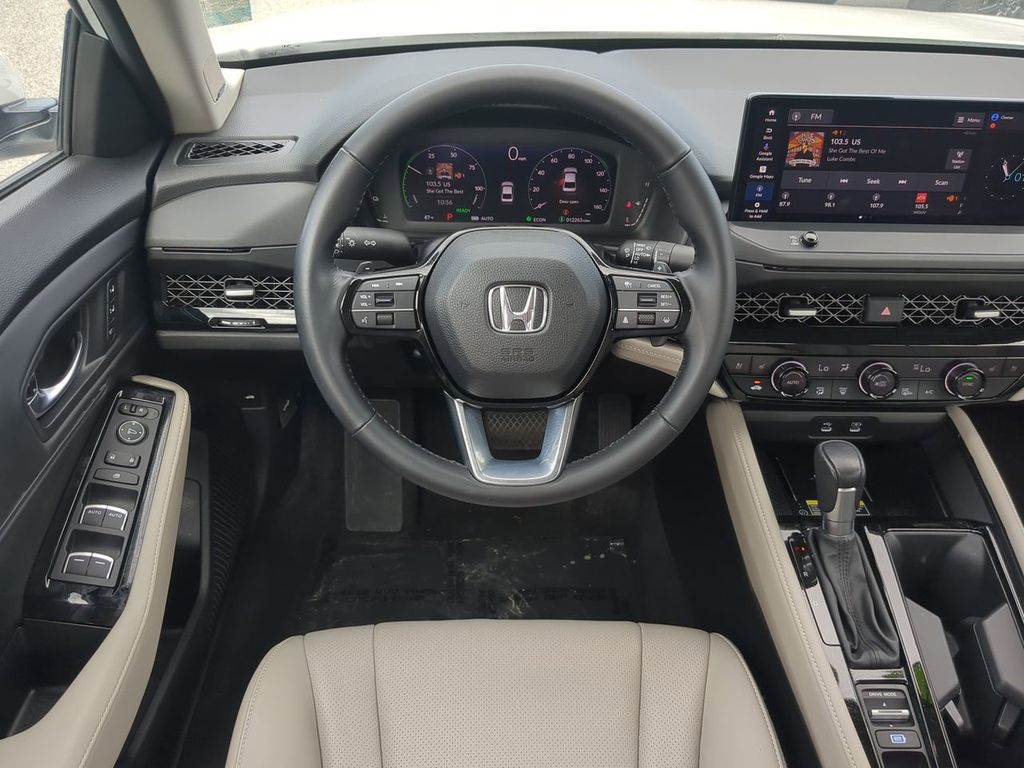2023 Honda Accord Hybrid Touring Image 12 of 31