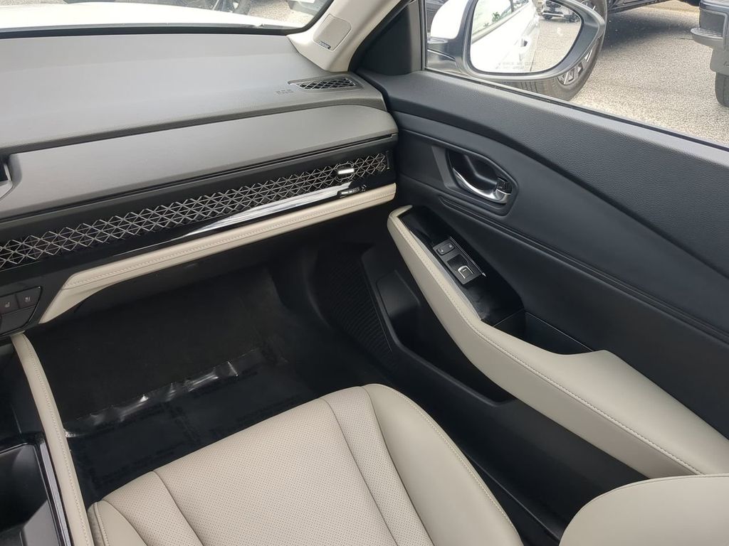 2023 Honda Accord Hybrid Touring Image 14 of 31