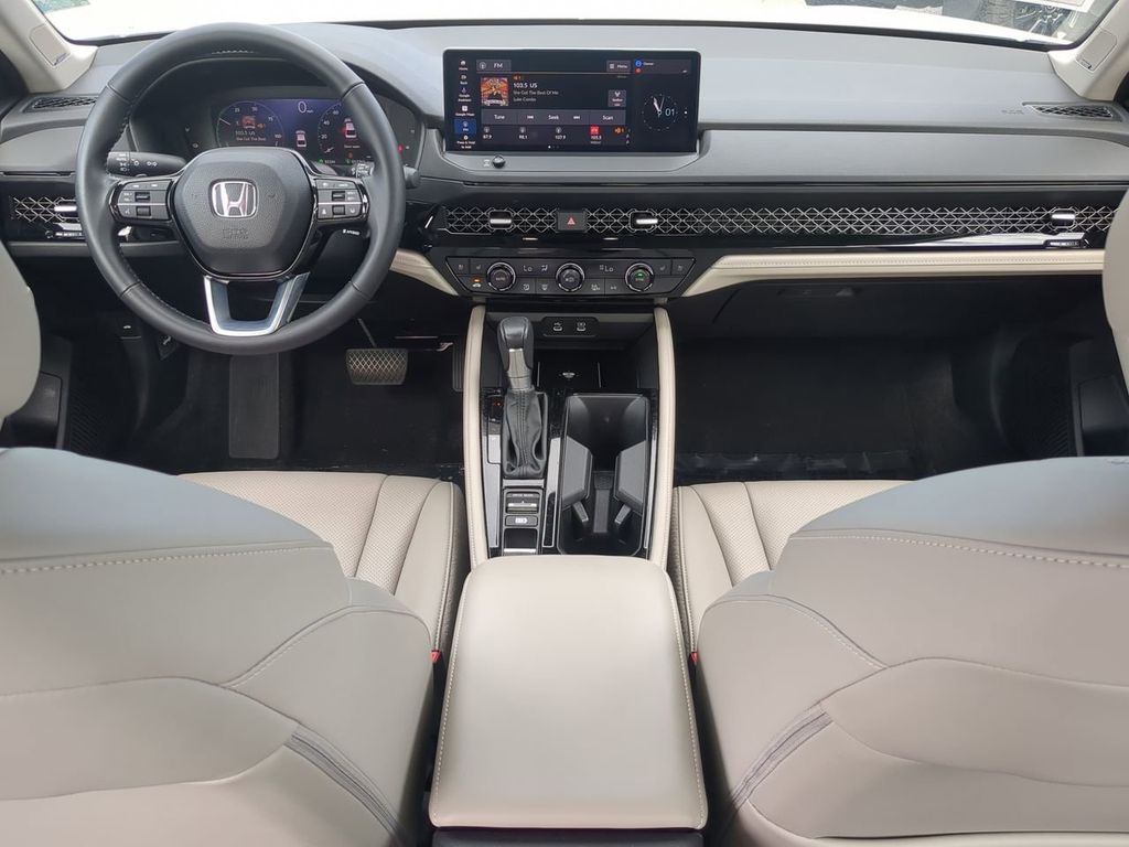 2023 Honda Accord Hybrid Touring Image 13 of 31