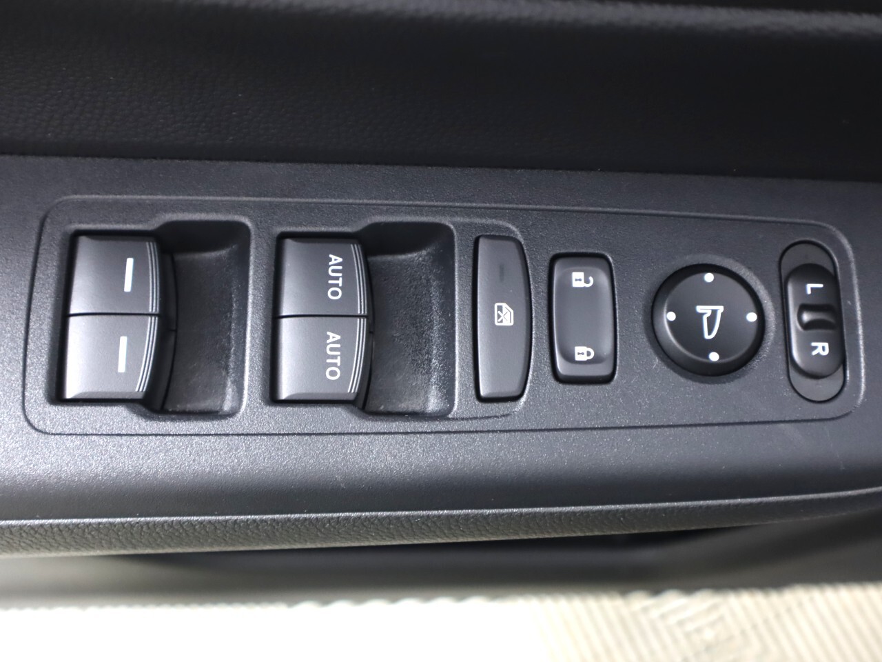 Vehicle image 24 of 38