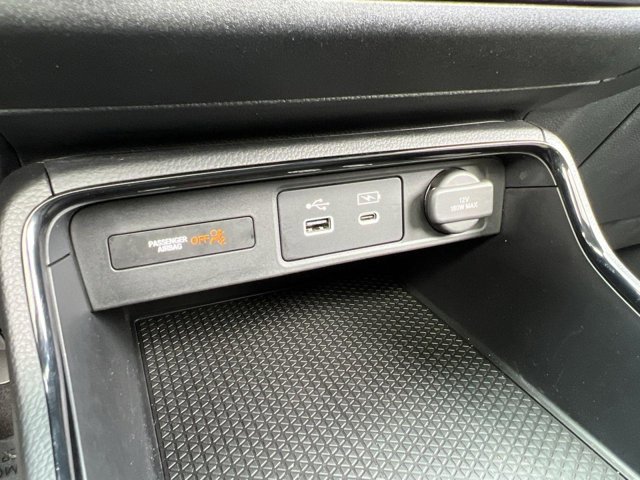Vehicle image 23 of 32