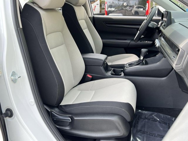 Vehicle image 10 of 32