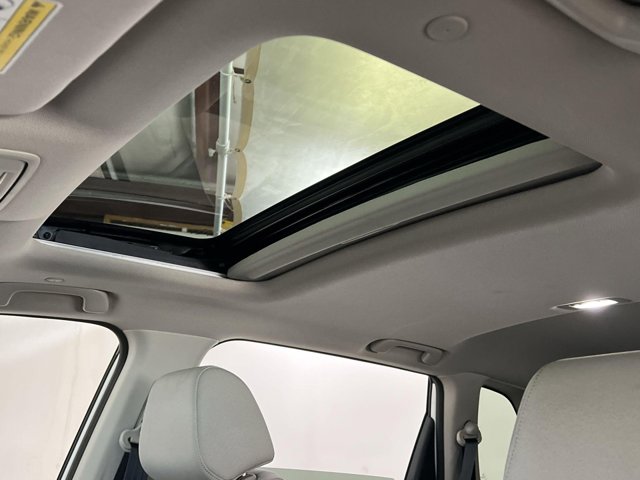 Vehicle image 27 of 32