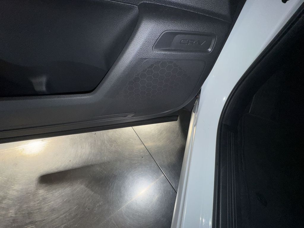 Vehicle image 27 of 32