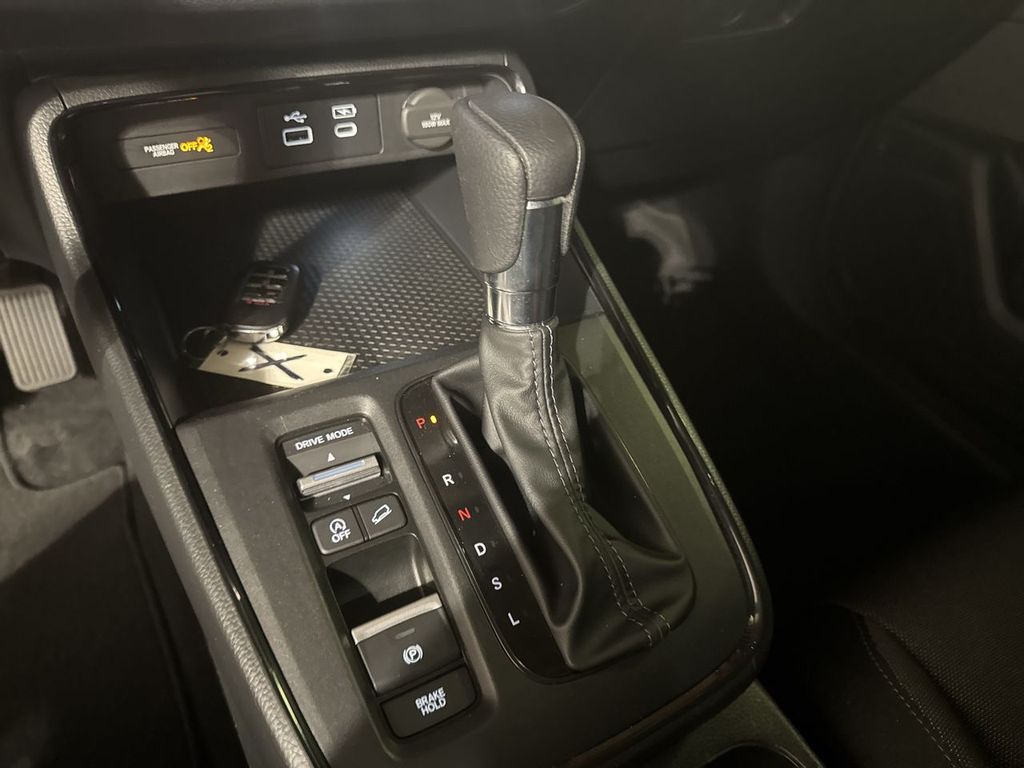 Vehicle image 25 of 32