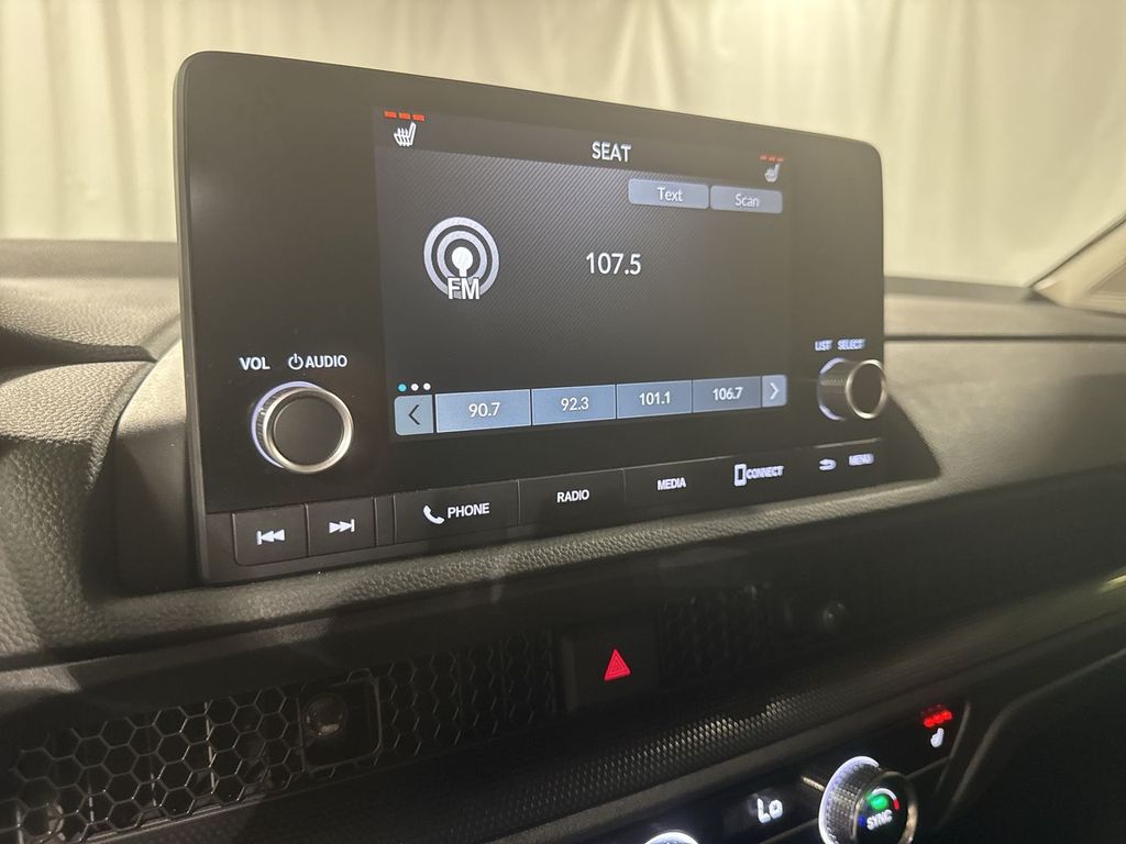 Vehicle image 23 of 32