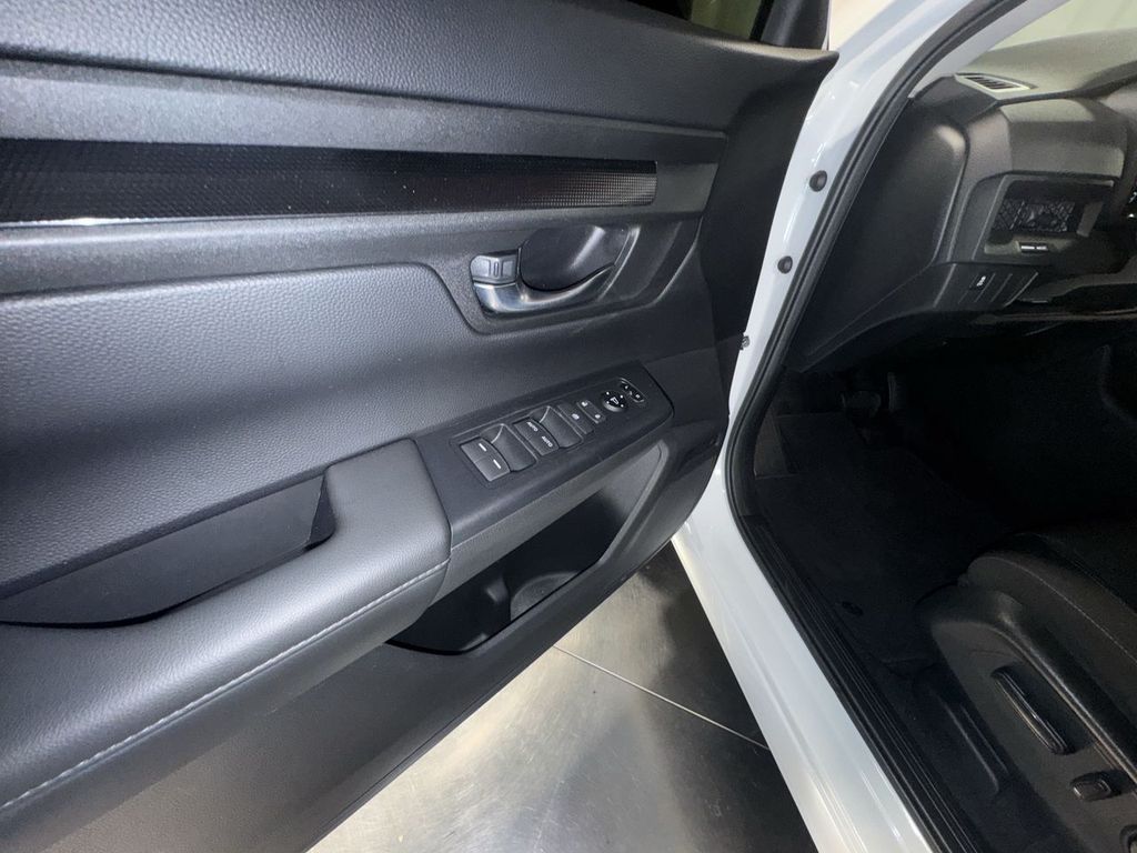 Vehicle image 26 of 32