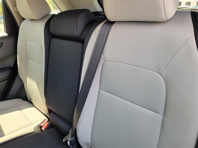 Vehicle image 13 of 27