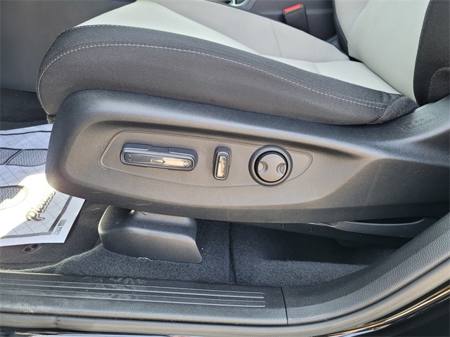 Vehicle image 20 of 27