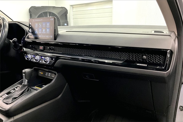Vehicle image 16 of 38