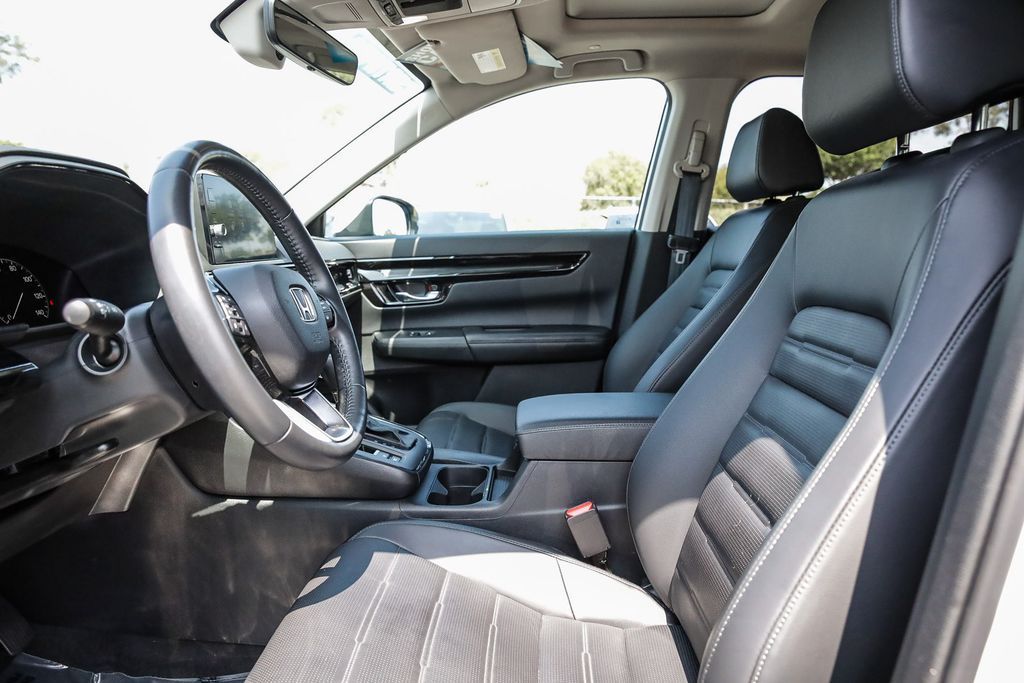 Vehicle image 17 of 33