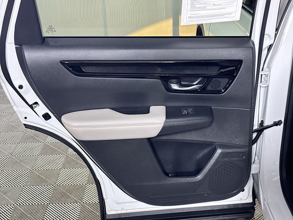 Vehicle image 21 of 26