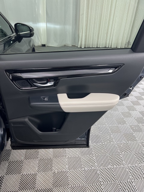 Vehicle image 15 of 18