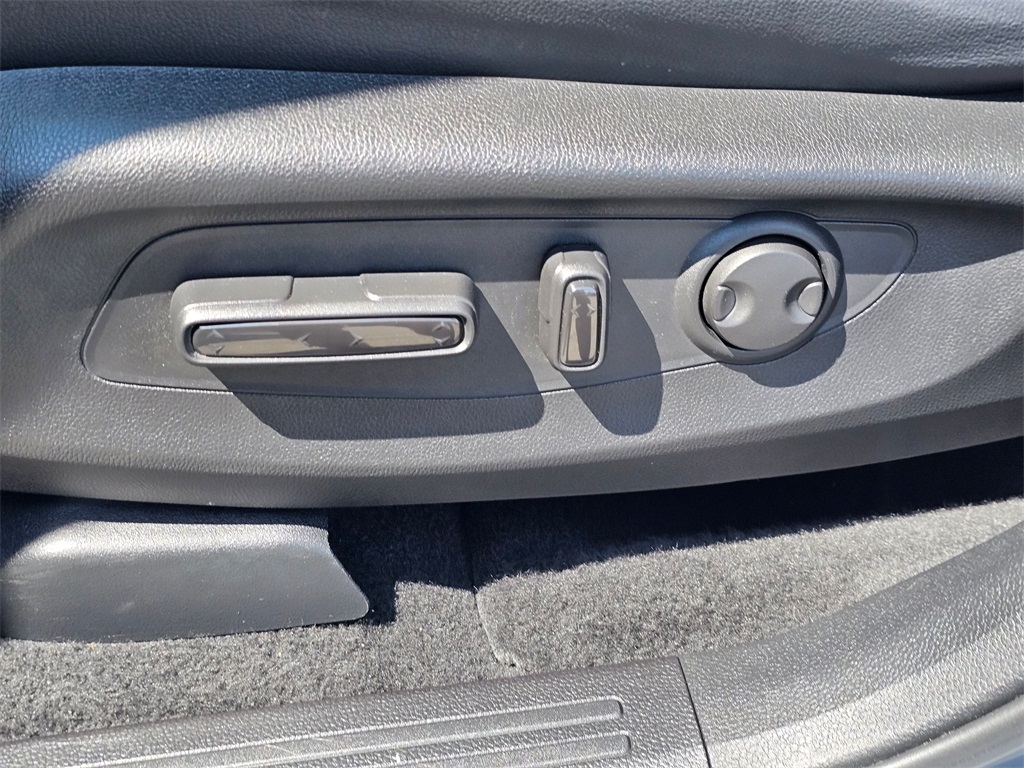Vehicle image 33 of 34