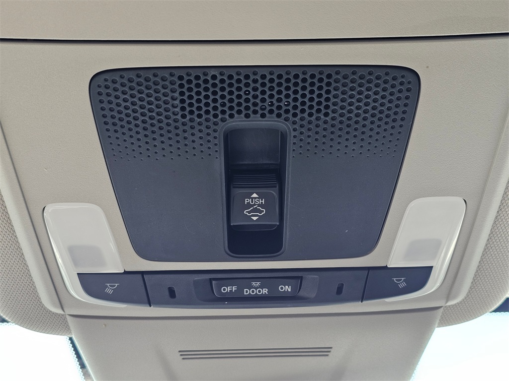 Vehicle image 28 of 34