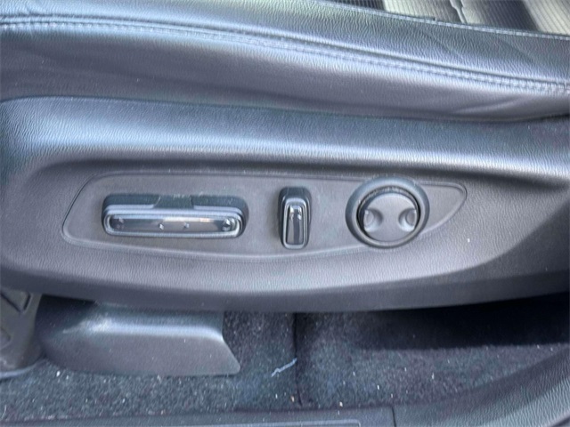 Vehicle image 26 of 34