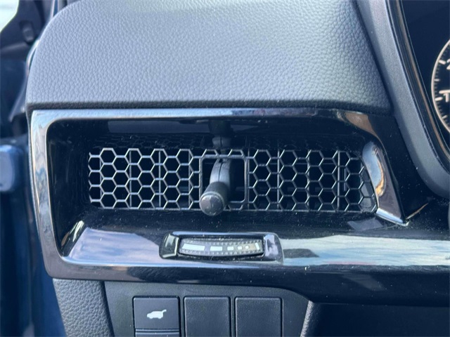 Vehicle image 21 of 34