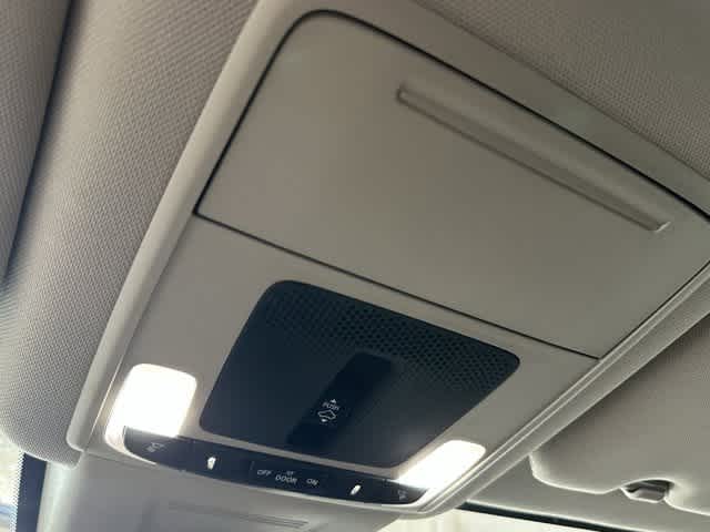 Vehicle image 23 of 25