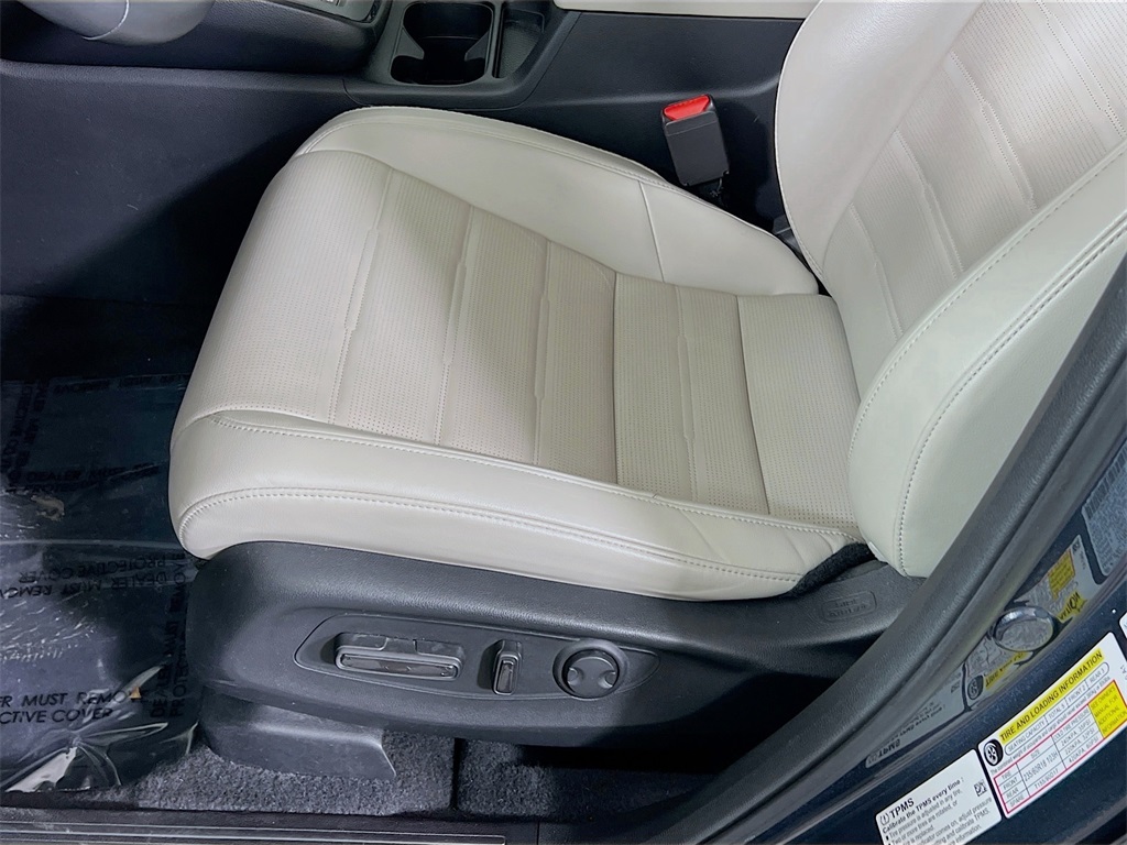 Vehicle image 33 of 36