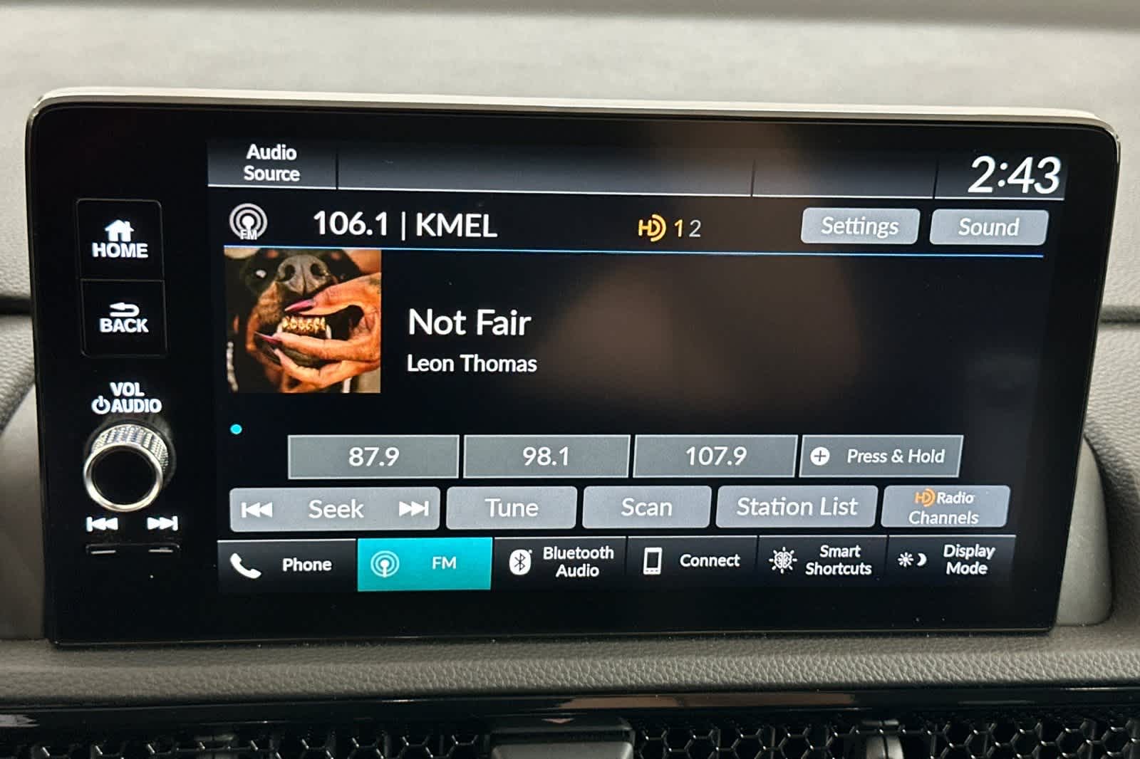 Vehicle image 21 of 28