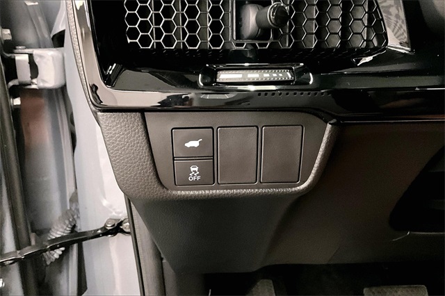 Vehicle image 32 of 38