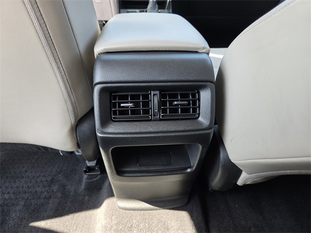 Vehicle image 17 of 28