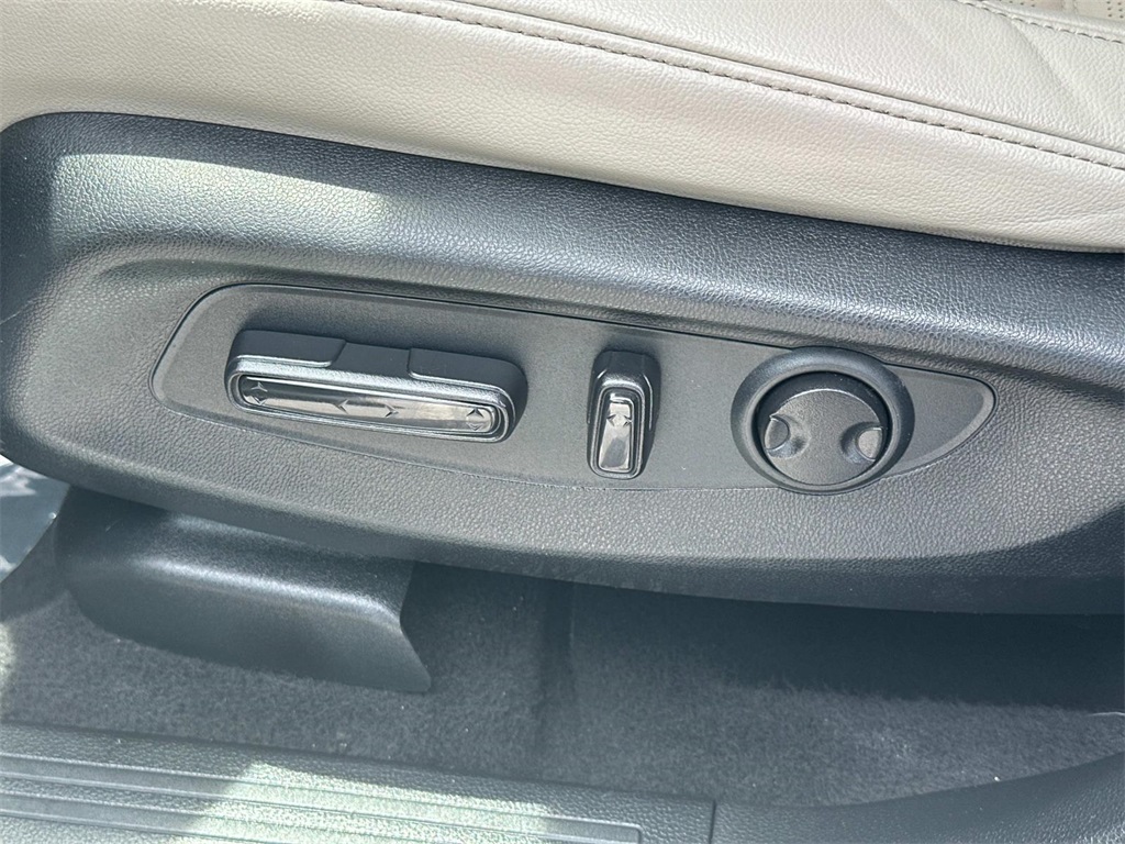 Vehicle image 23 of 30