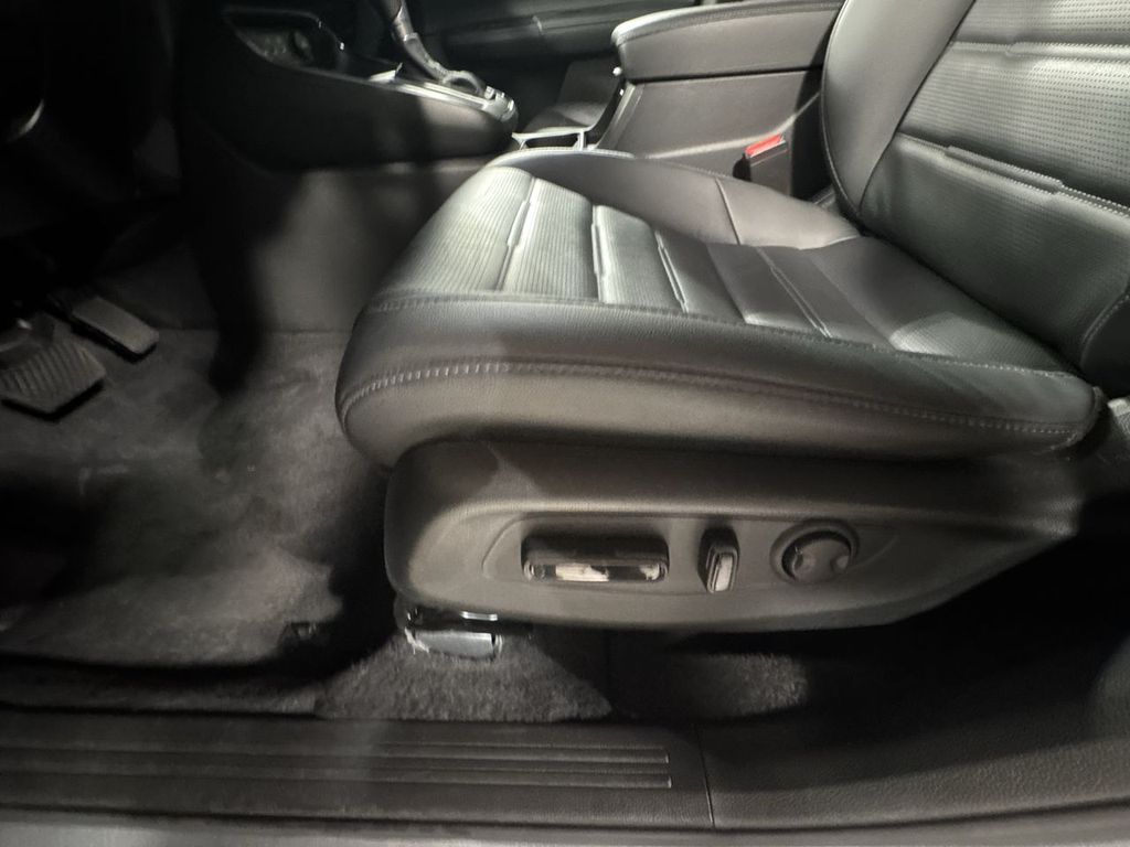 Vehicle image 28 of 32