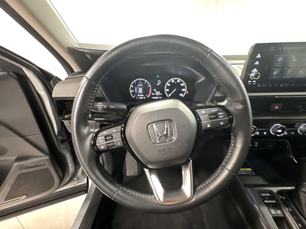 Vehicle image 29 of 32