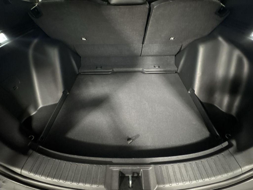 Vehicle image 15 of 32