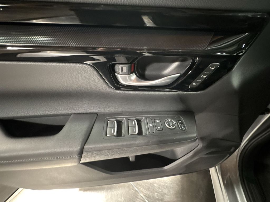 Vehicle image 26 of 32
