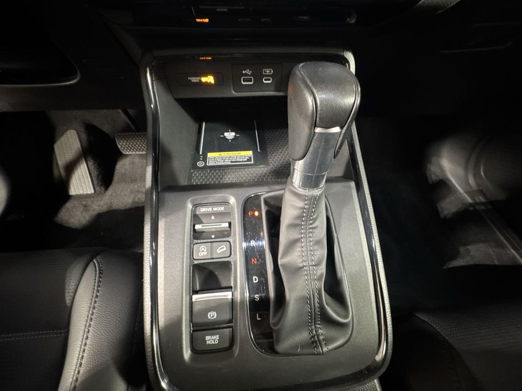 Vehicle image 25 of 32