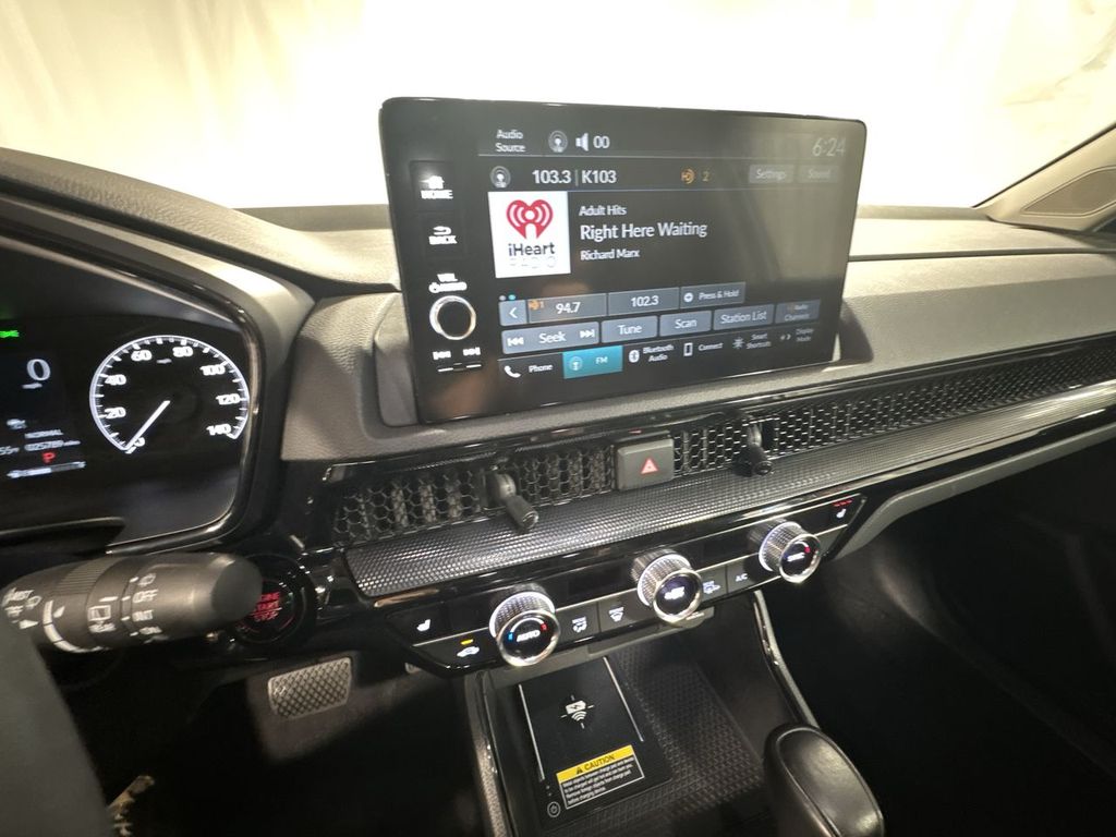 Vehicle image 23 of 32