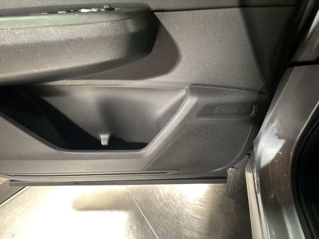 Vehicle image 27 of 32