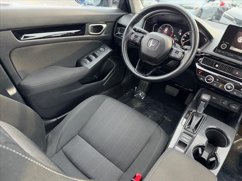 Vehicle image 11 of 26