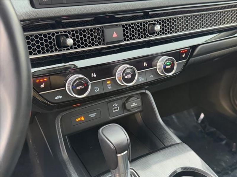 Vehicle image 19 of 26
