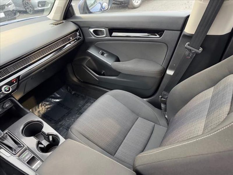 Vehicle image 13 of 26
