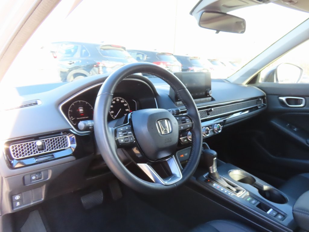 Vehicle image 16 of 33