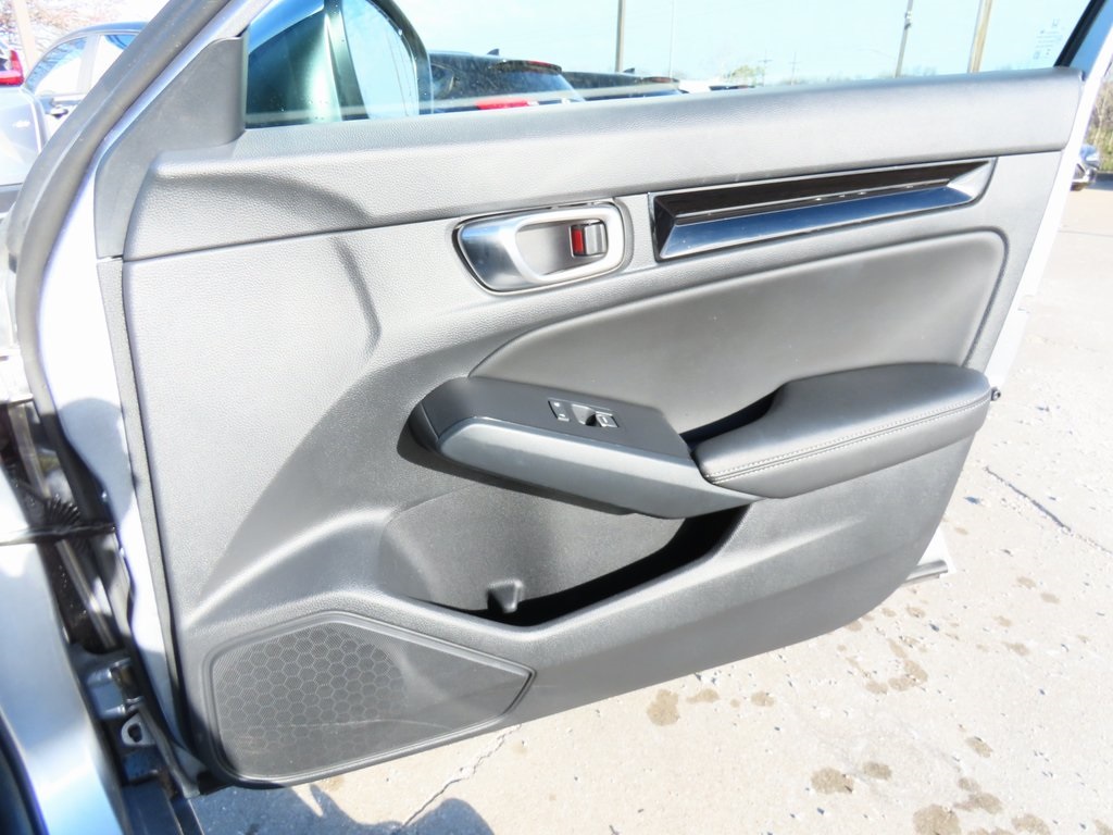 Vehicle image 11 of 33