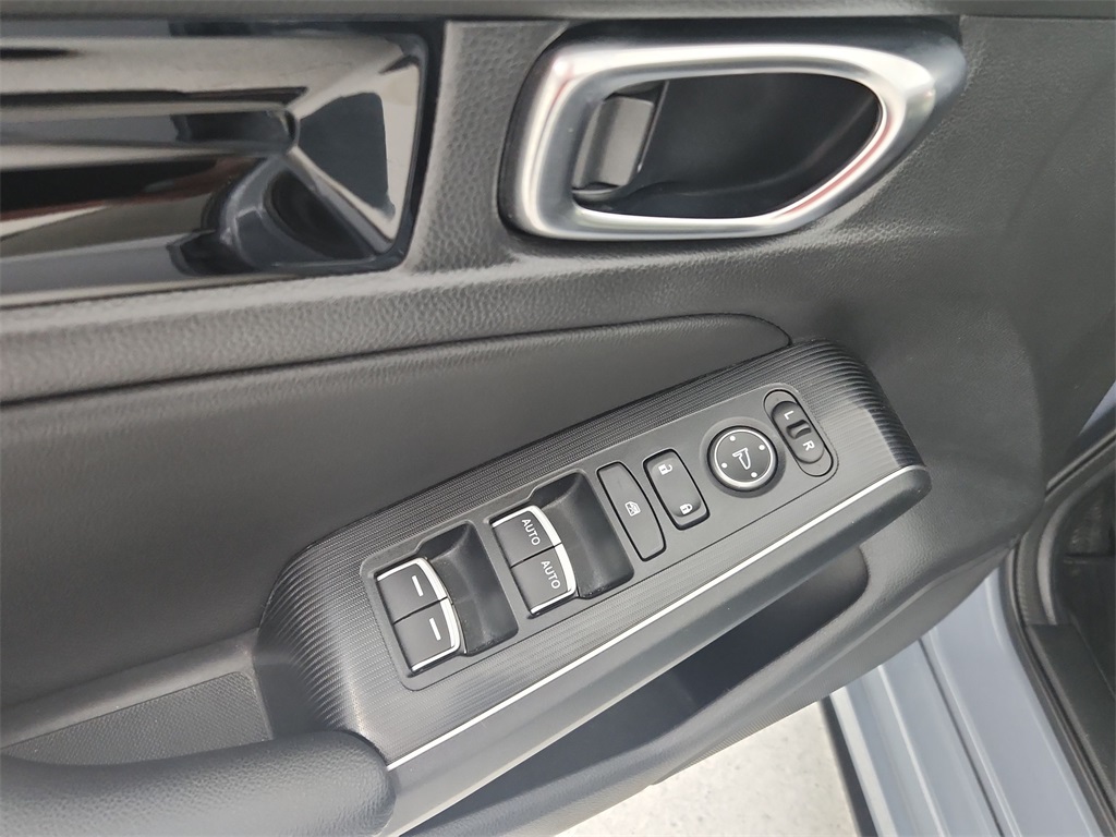 Vehicle image 21 of 36