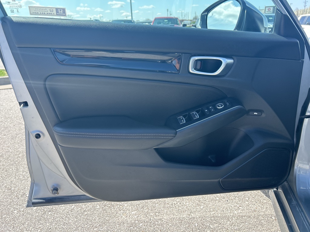 Vehicle image 37 of 49
