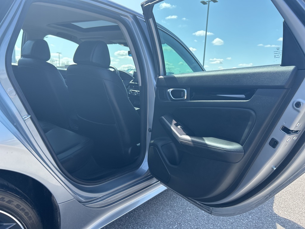 Vehicle image 27 of 49